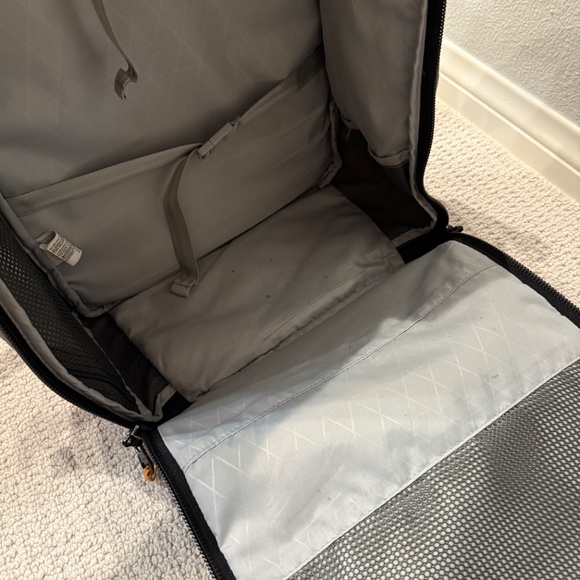 Lowepro HighLine BP 400 AW Backpack in Gray (36L) - Picture 15 of 15